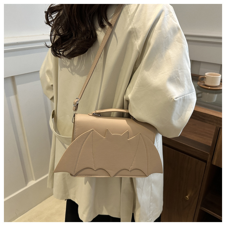 A new 2024 European and American Halloween single-shoulder bag for women, with a unique and funny bat style and a trendy crossbody bag undefined