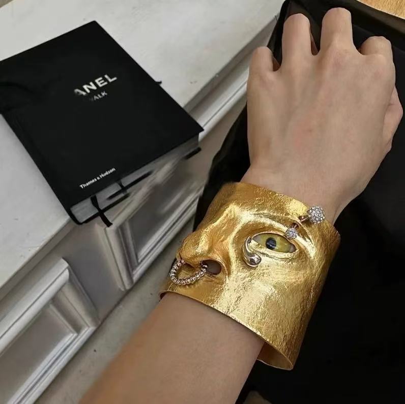 European and American Exaggerated Aesthetic Face Features Three-Dimensional Nose and Eyes Bracelet Attracts Attention Fashion Item Half-Face Bracelet for Women