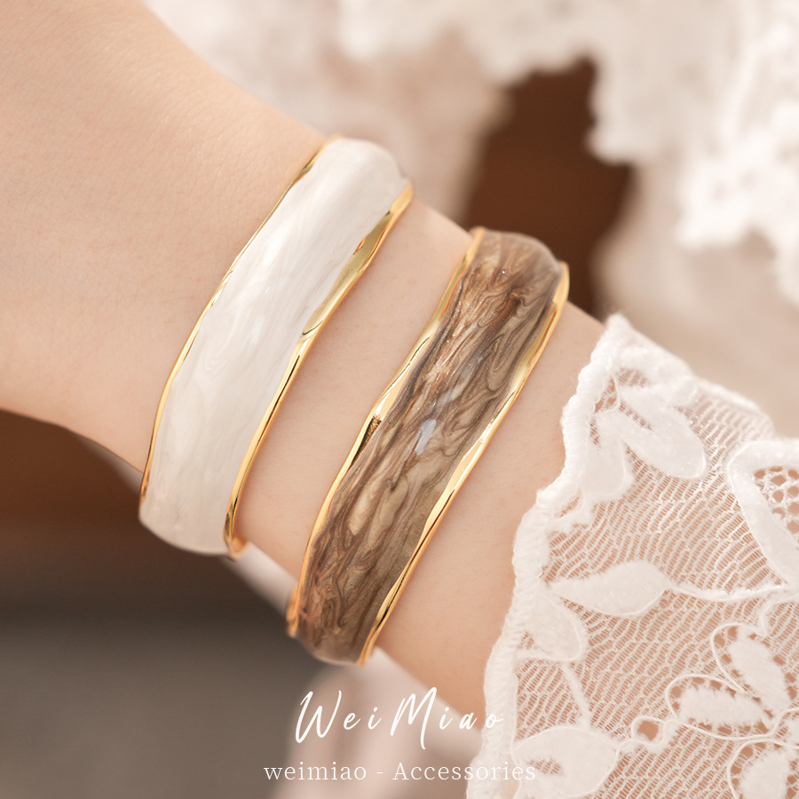 Brazalete ondulado de oro real galvanizado con goteo de aceite, pulsera de exageración de personalidad transfronteriza europea y americana, joyería de nicho de lujo ligera