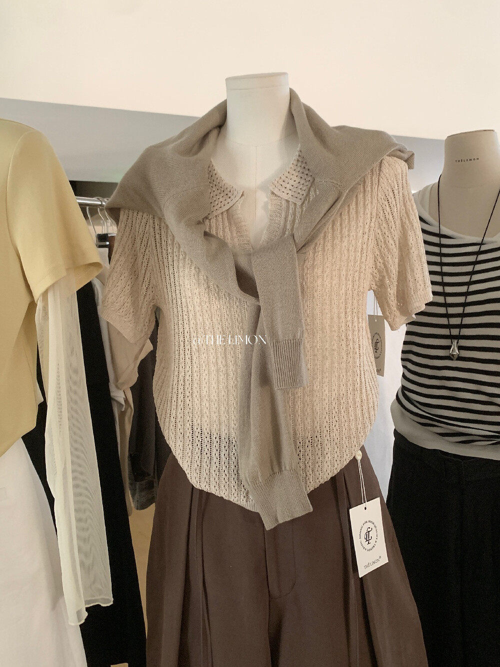 Áo thun nữ cổ polo phối ren họa tiết thắt nút tay ngắn — Đỏ thẫm, màu đen, trắng ngà, xanh nhạt chi tiết 9
