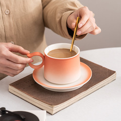 高級コーヒーカップのグラデーションの精巧な陶磁器の杯の皿のセットの高い顔の値のマグカップの軽い贅沢な設計のお土産