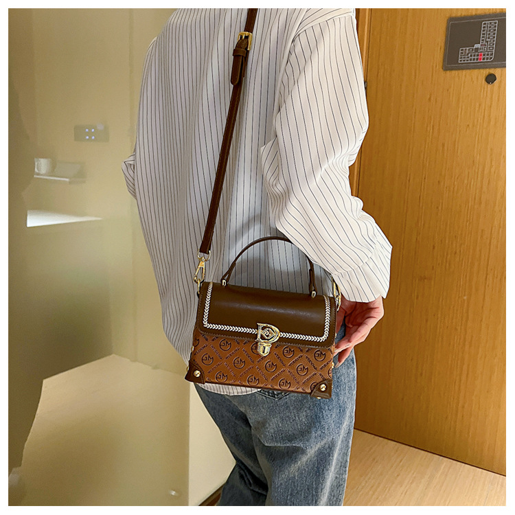 High-End-Textur-Mode-Retro-Damentasche 2023 neues Temperament vielseitiger Stil Damen-One-Shoulder-Cross-Body-handgehaltene kleine quadratische Tasche_voghion.com