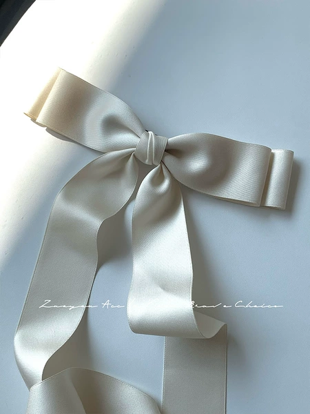 Beige hairpin with bow