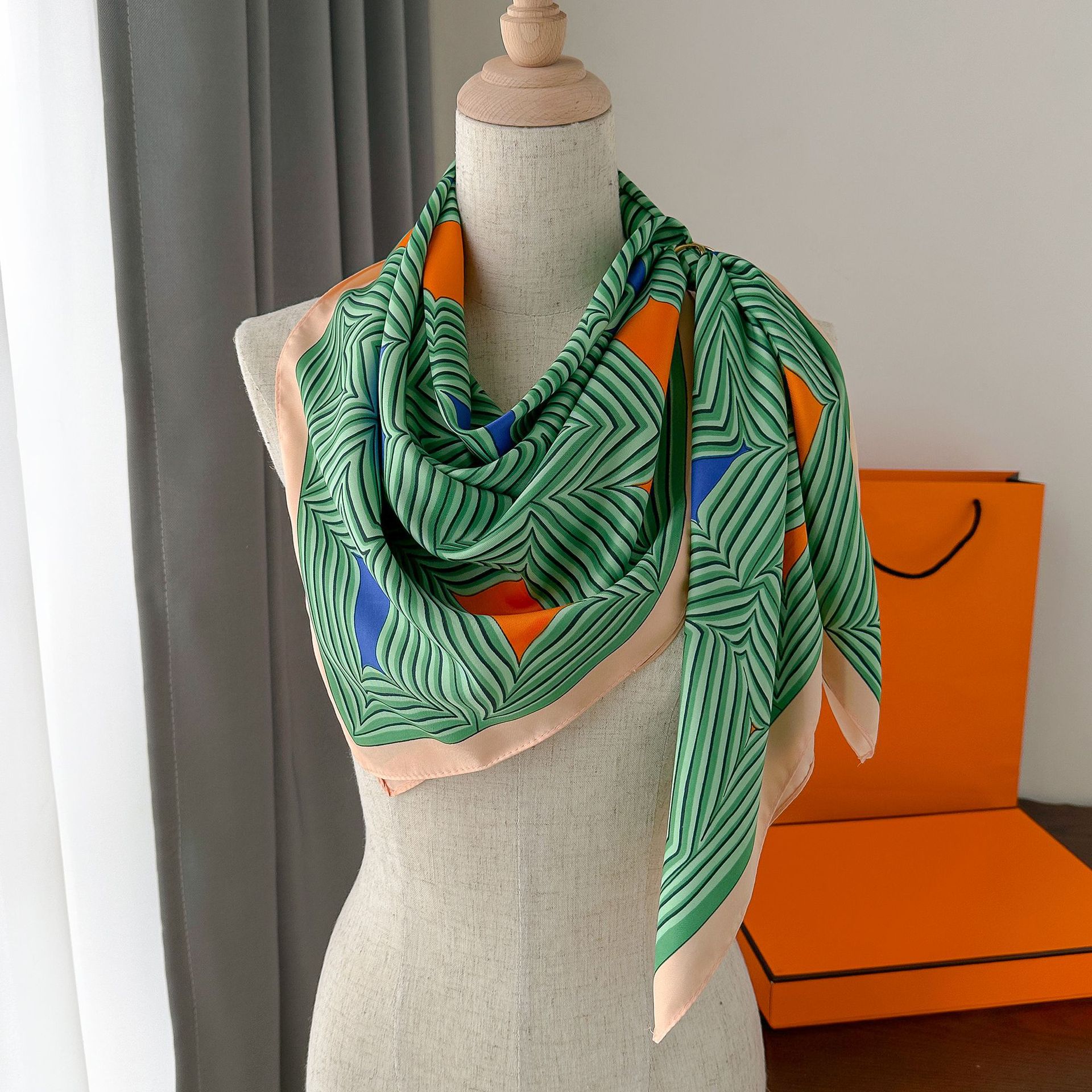 2023 Autunno Nuova Sciarpa di Seta A Righe Sciarpa Quadrata Edizione Coreana delle Donne Stampato Imitazione di Seta Fascia Protezione Solare Scialle_voghion.com