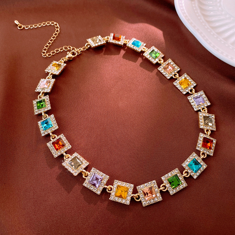 Collar de color con incrustaciones de diamantes de gota de agua vintage retro cadena de clavícula de lujo ligero collar de estilo palacio femenino