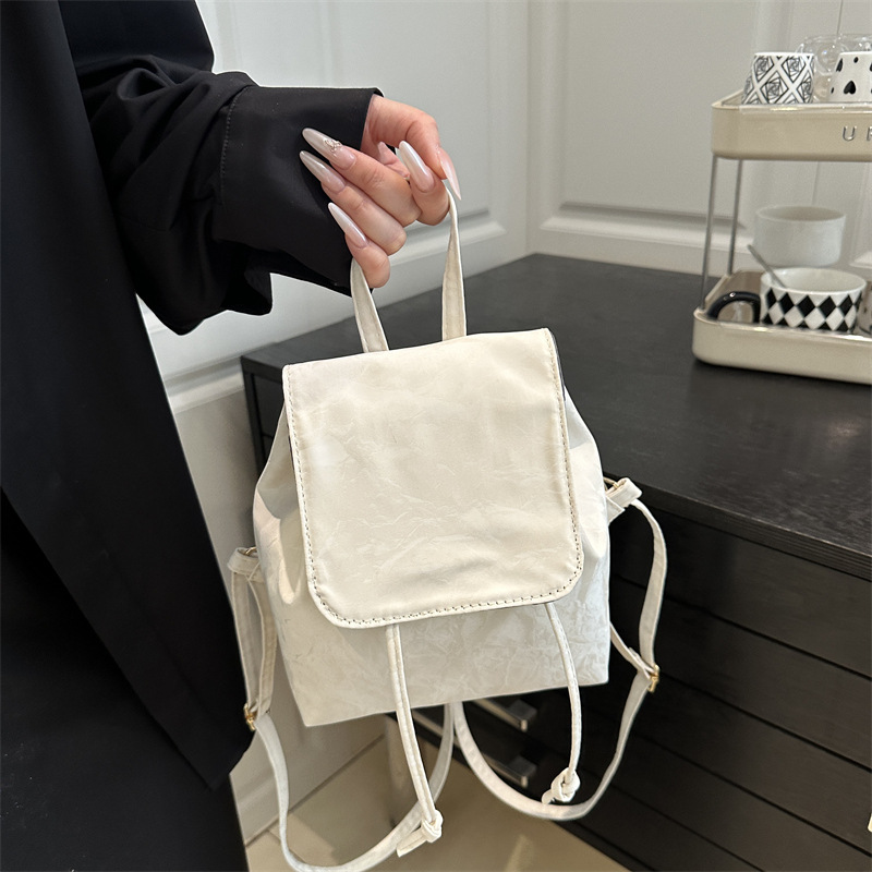 Mochila pequeña e retro ins estilo occidental mujer 2025 primavera nueva mochila de costura literaria simple y ligera