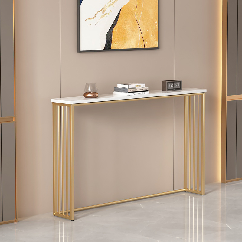 金色の壁に寄りかかった狭い棚ソファーの後ろの棚が床に落ちた多層のベッドの棚の暖かい棚の長い棚