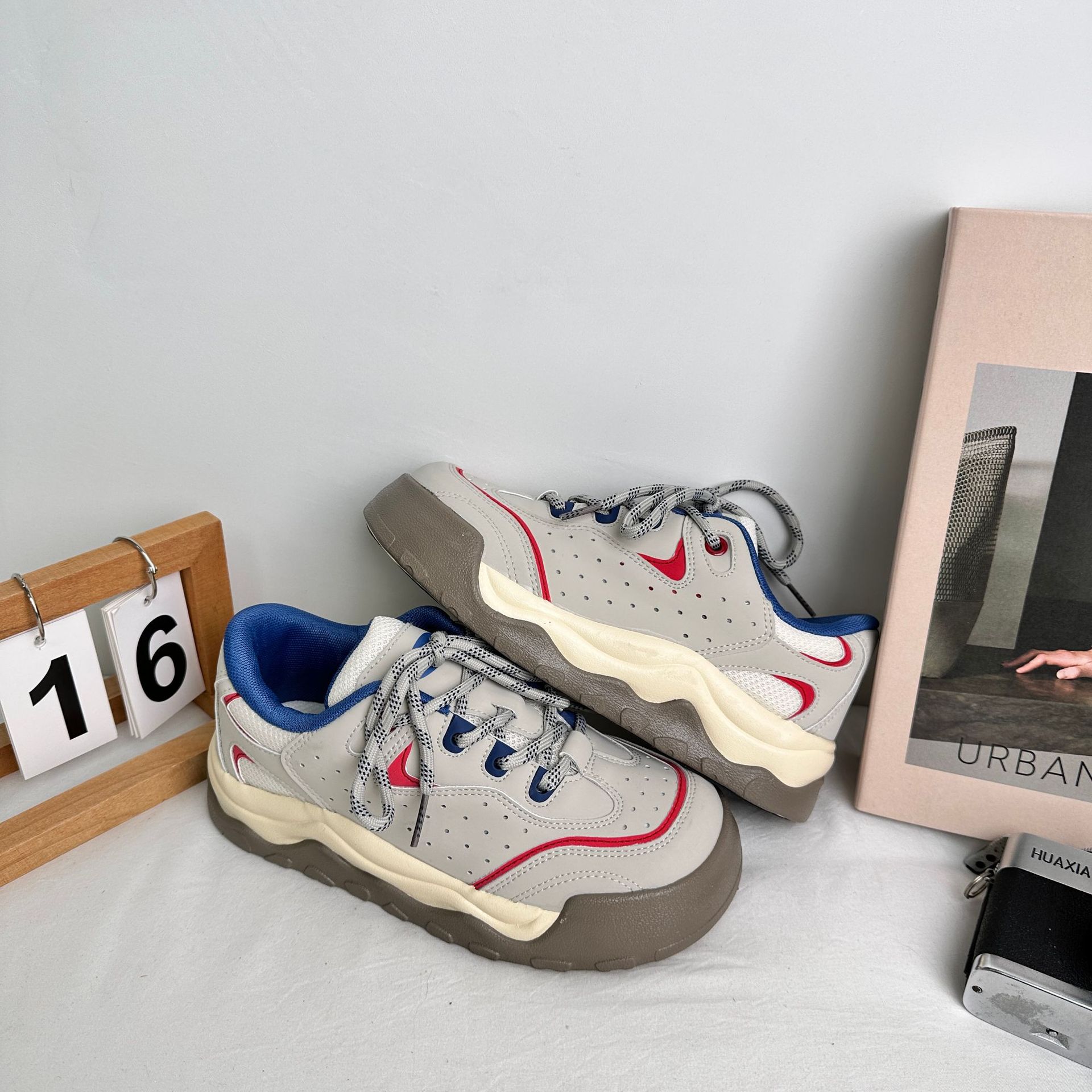 Zapatillas de tabla bajas de suela gruesa de onda lejana para estudiantes de la escuela 2025 tendencia de primavera deportes casuales zapatos de mujer zapatos de lona coreanos en nombre del cabello