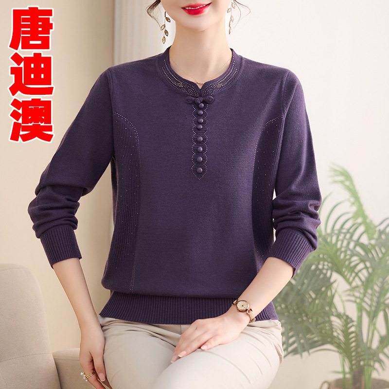 妈妈毛衣秋冬圆领套头保暖上衣中老年人妈妈装打底衫装饰扣毛衣