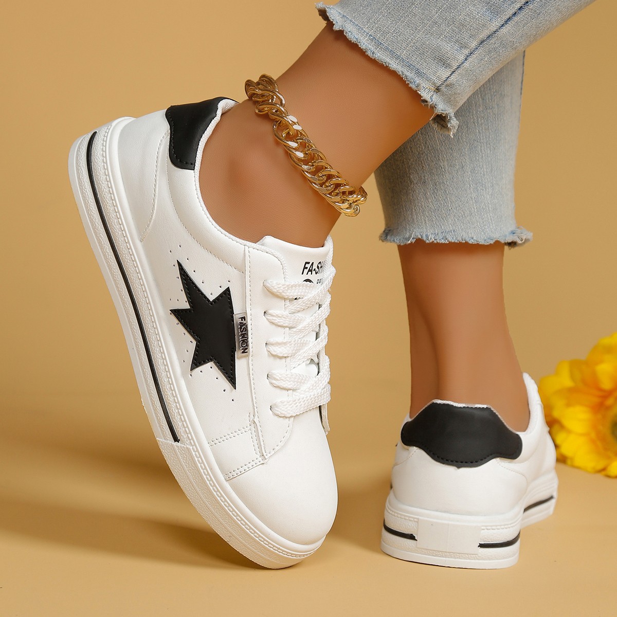 Zapatos blancos universales para mujeres 2025 primavera nuevos estudiantes estrellas zapatos casuales zapatos de skate baja tendencia ultra ligera