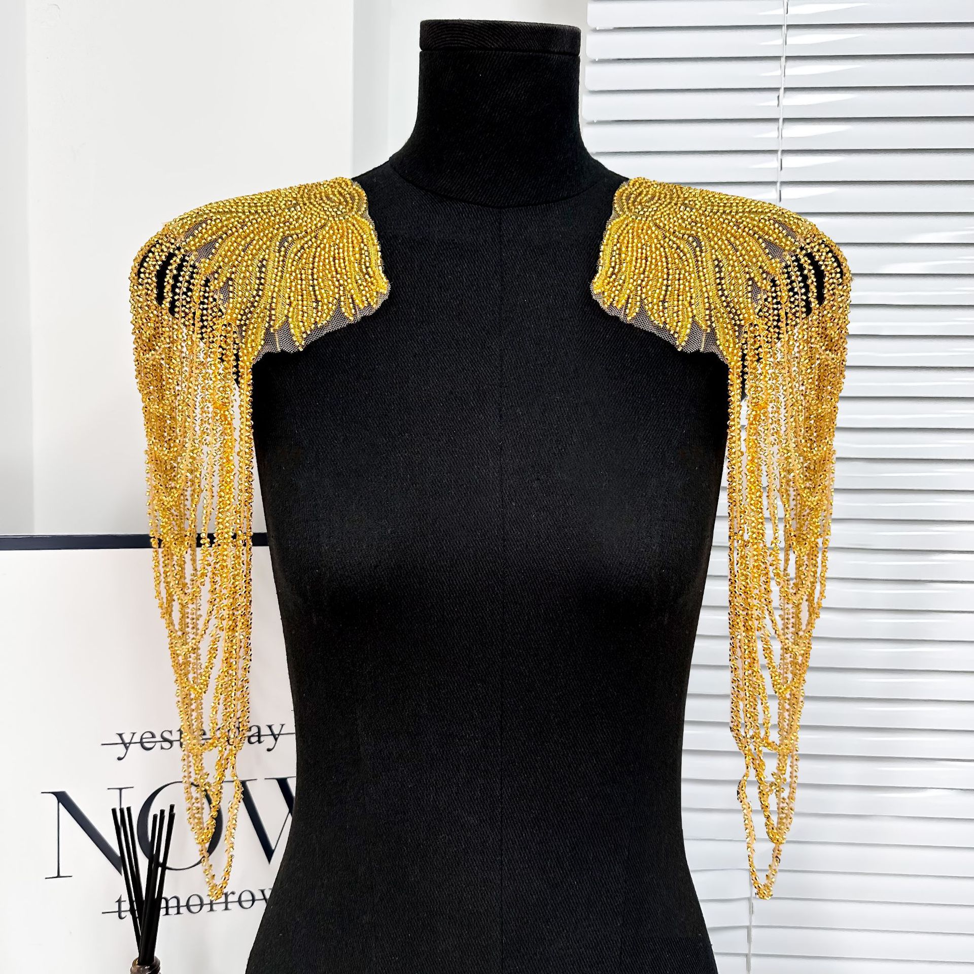 Chaîne de bordados negros pilares hombro vestido de boda vestido de espectáculo accesorios de moda bordados dorados pegatinas de moda image 3