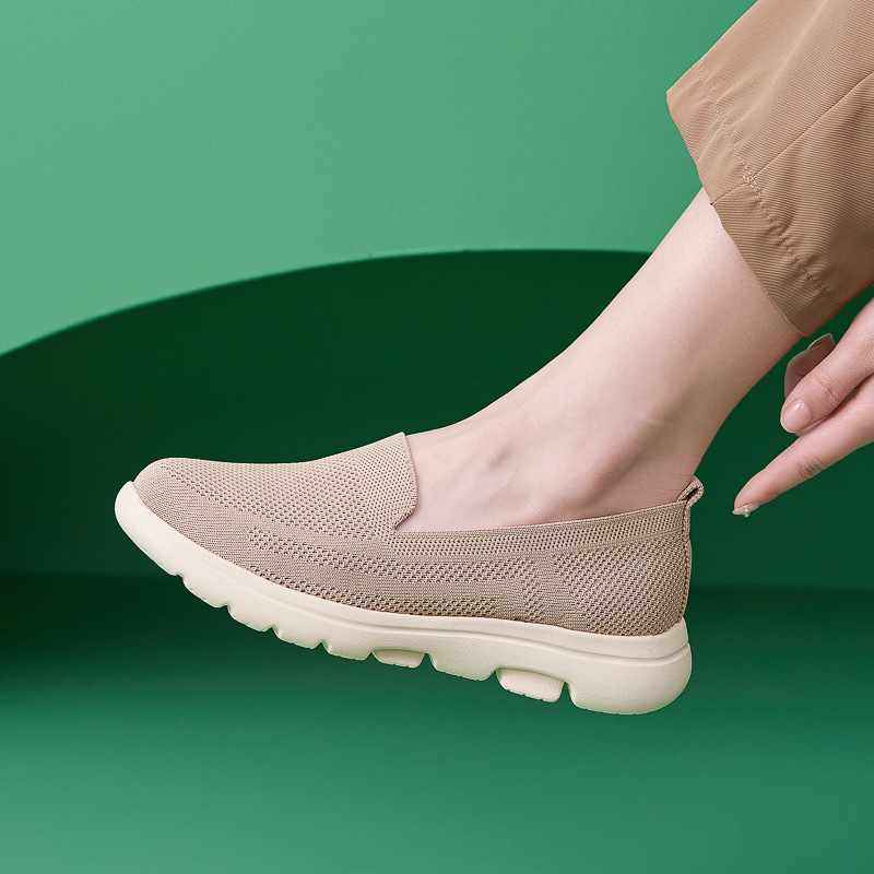 B888 - 5 Amazon otoño y invierno 2025 nuevo tipo de almohadilla ligera antideslizante cabeza redonda de mediana edad tejido transpirable madre zapatos para mujeres