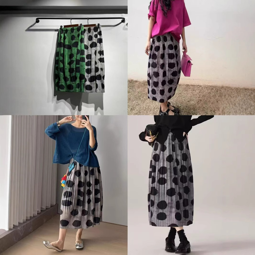 Design black elegant fashionable skirt