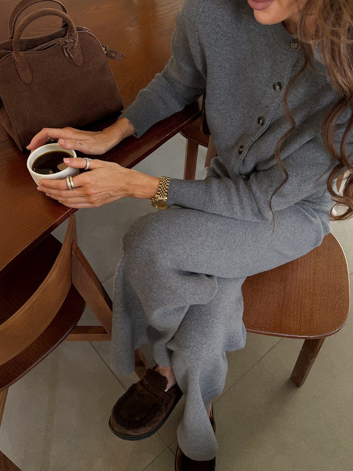 Bộ đầm dệt kim nữ gồm áo cardigan cài nút dáng ôm và quần ống đứng — Màu be, màu xám chi tiết 5