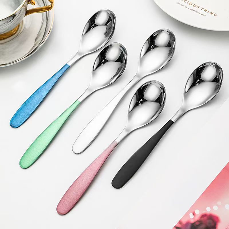 Cuchara ovalada de acero inoxidable Cuchara de postre de color creativo Cuchara de café de celebridades de Internet de alto valor Cuchara de comida de restaurante en casa