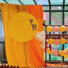 中秋節に背景布の主図を配置して材料を装飾します。