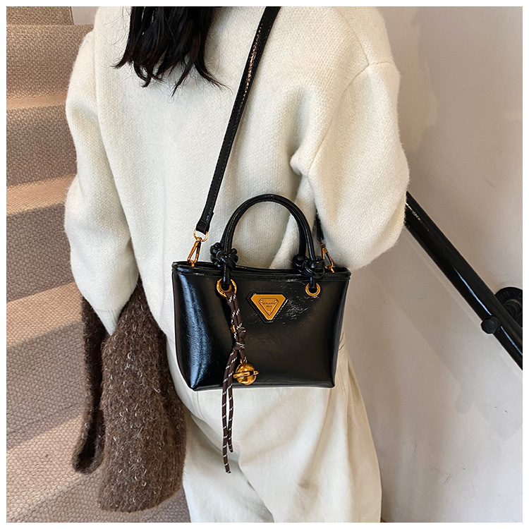 Autumn and winter fashion hand-held bucket bag for women, Korean retro and high-end style, versatile single-shoulder bag, 2024 niche casual women's bag undefined