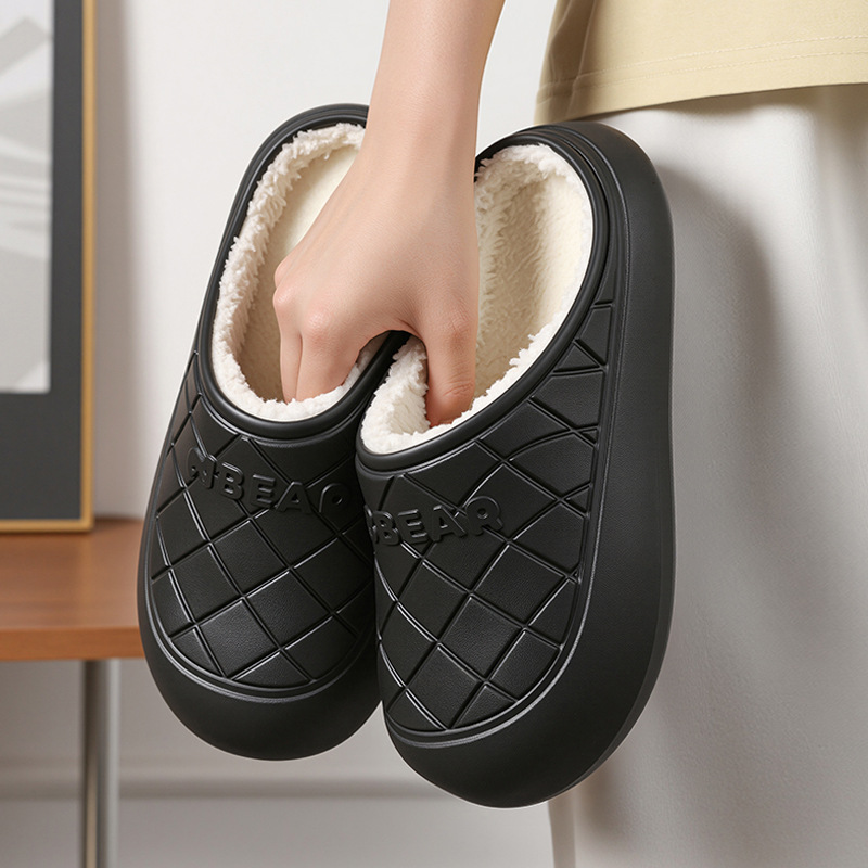 Nuevas zapatillas de algodón impermeable de invierno para mujeres en el hogar bolsa de peluche antideslizante doméstica tacones zapatos de algodón de fondo grueso para hombres al por mayor invierno