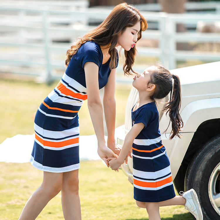 Ropa para padres e hijos 2023 Verano nuevo vestido de rayas madre e hija familia de tres bocas cuatro bocas ropa familiar transfronteriza exclusiva