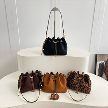 �͹ű��y�ް����K��Ůʿ�r��Ҹ�μ�б����߼���ˮͰ�����Sֱ�N