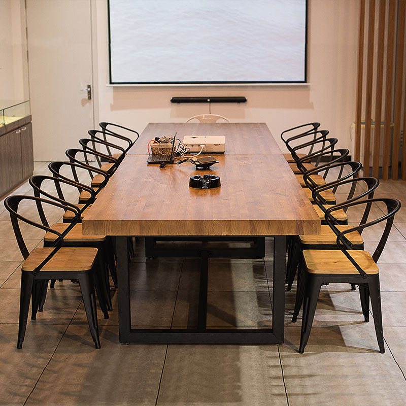 Mesa larga de madera maciza, mesa de oficina moderna y simple, mesa de mesa y silla, mesa de mesa de oficina de viento industrial y silla de negociación