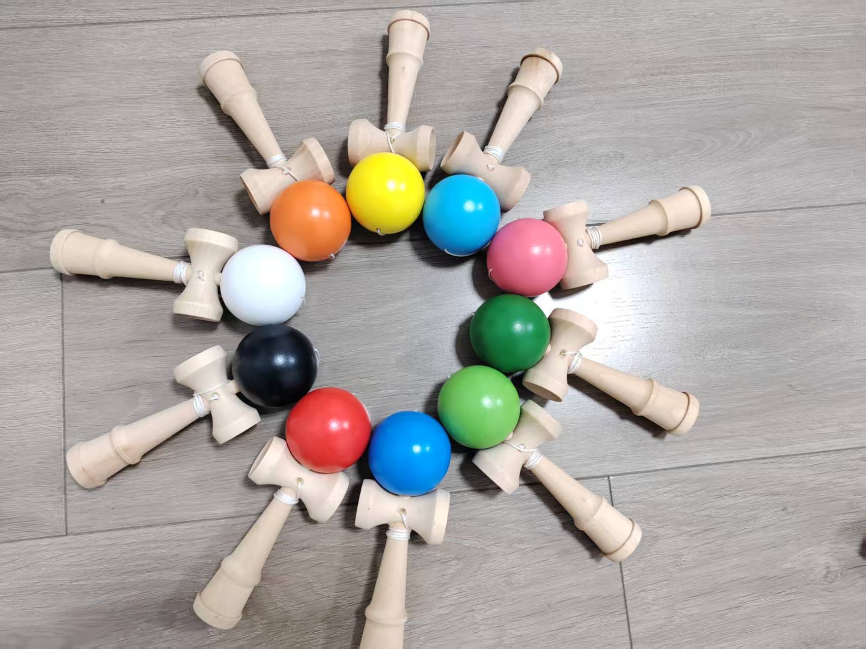 Madera agrietada espada bola espada jade mordida tía Kendama niños ancianos tradicional puzzle juguetes de habilidad bola al por mayor