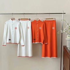 新商品のニットセットの女性の馬の刺繍の図案の立襟の長袖のニットのカーディガンのファスナーのコートのカジュアルなロングスカート