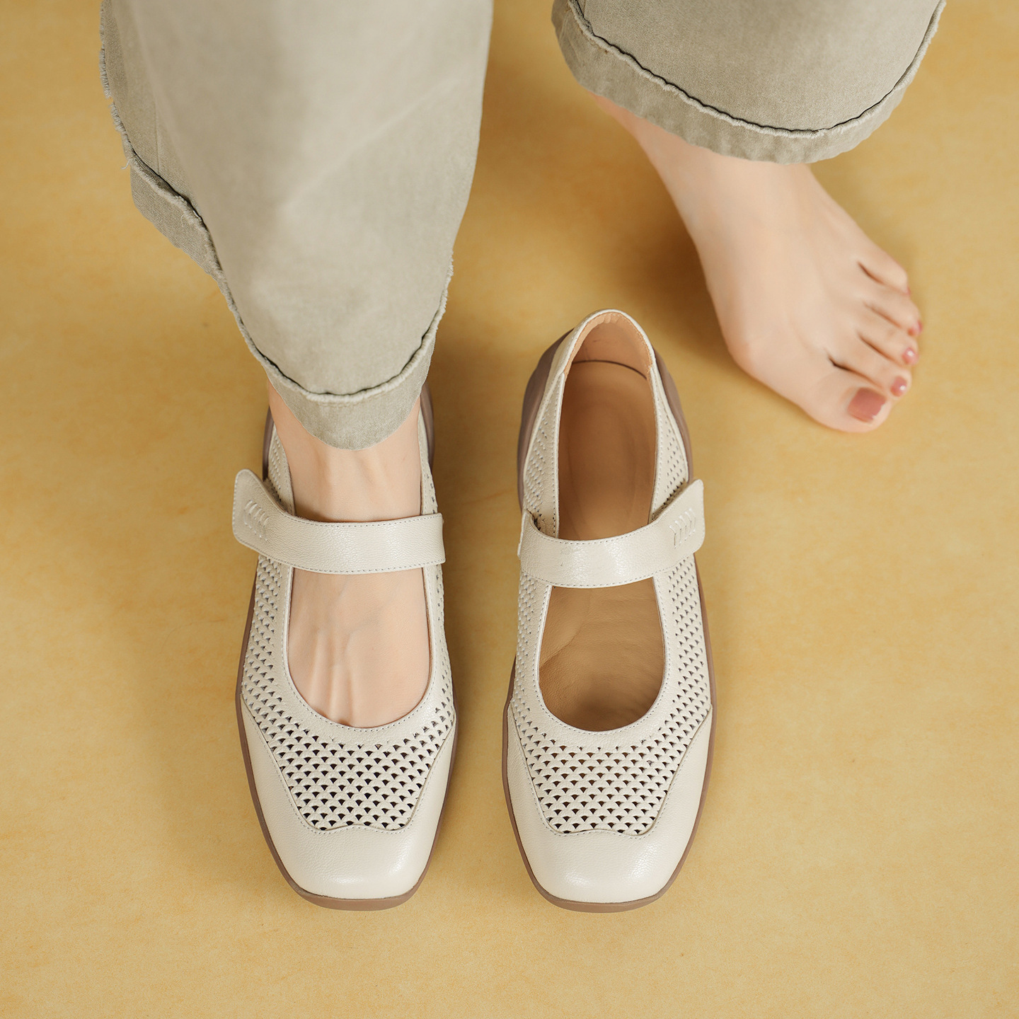 Giày sneaker nữ đế dày da cừu quai ngang lỗ rỗng — màu trắng ngà