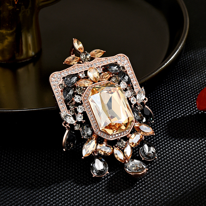 New European-Style Retro Heavy Craftsmanship Palace Tassel Brooch Geometric Fashion Women's Pendant Brooch Accessory Wholesale