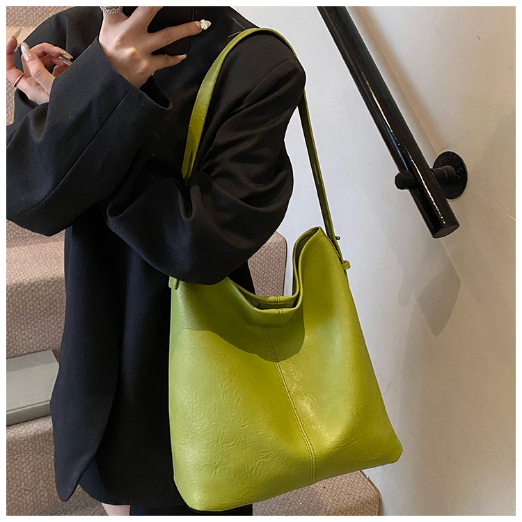 Korean style, retro, large-capacity tote bag for women, new summer 2025, versatile, fashionable, simple and solid color crossbody bag undefined