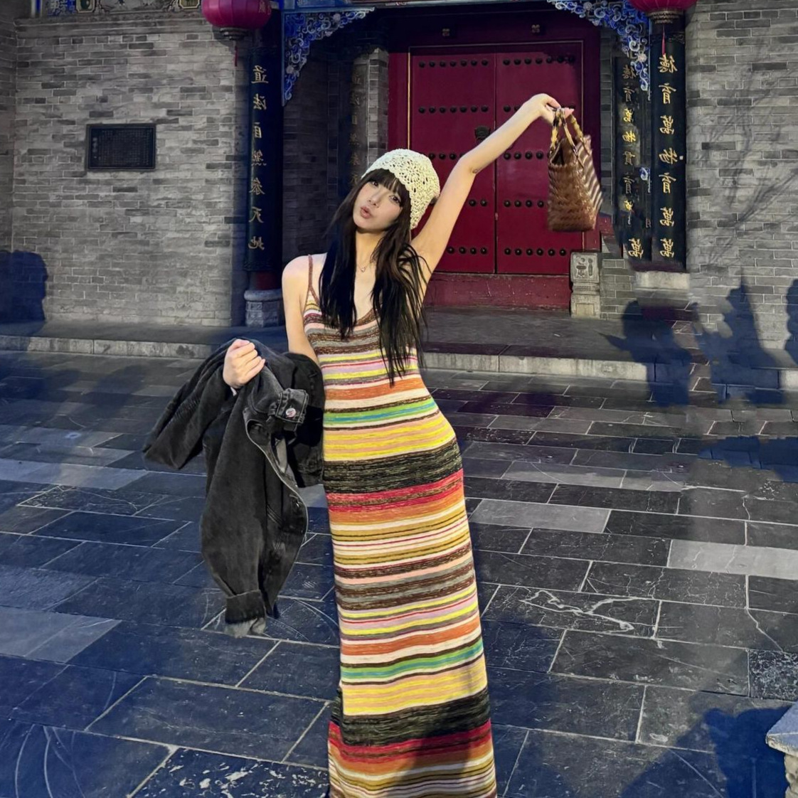 2025夏季新款彩虹条纹撞色针织连衣裙女法式复古气质长款吊带裙子