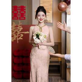 新中式高端轻奢小众挂脖粉色旗袍订婚礼服2025新款晨袍新娘敬酒服