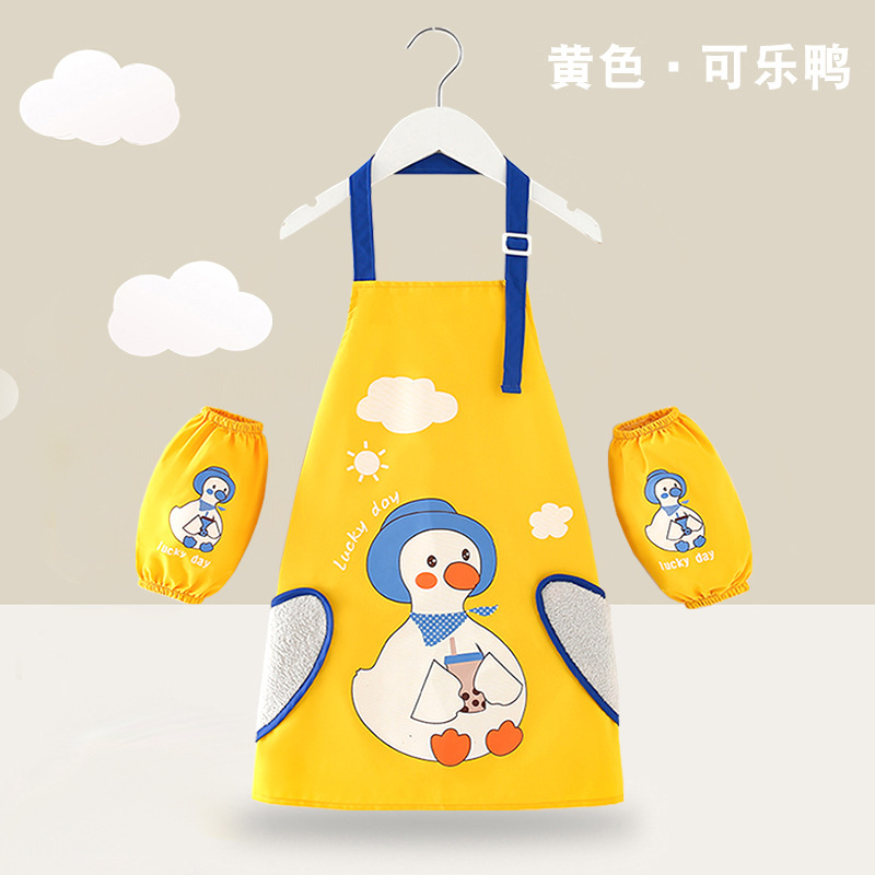 子供のエプロンの絵のカバーの服の男の子の赤ちゃんは食事をします。|undefined