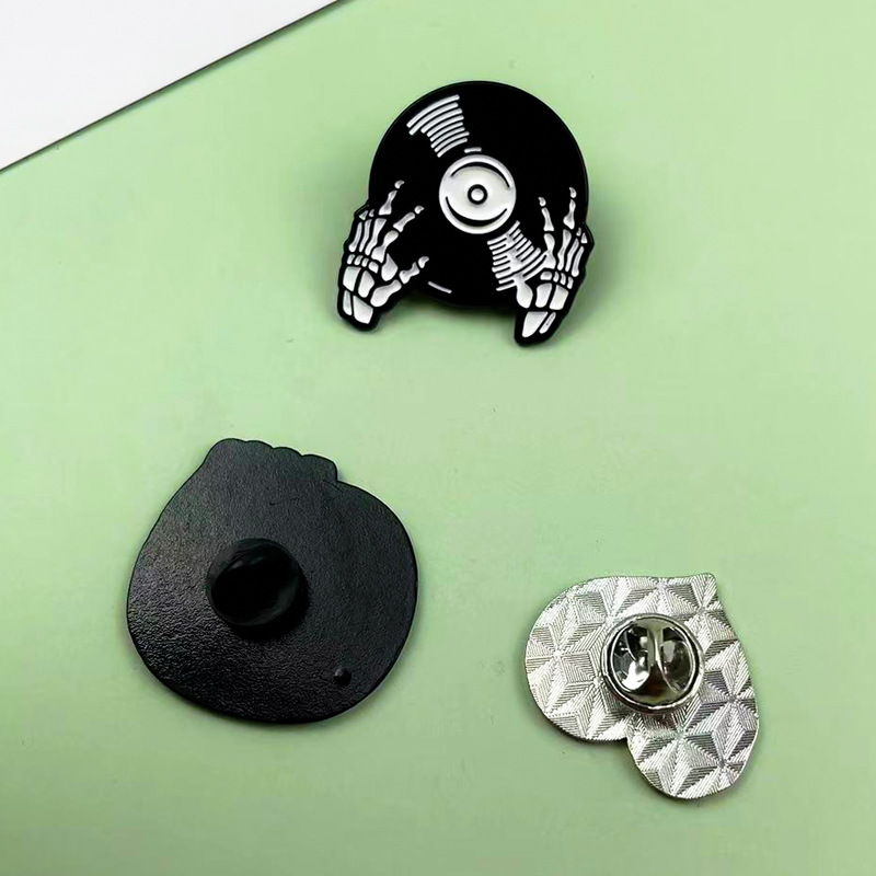 Insignia de metal de estilo punk transfronterizo Calavera de Halloween Divertido estudiante divertido niño mochila niños accesorios de broche