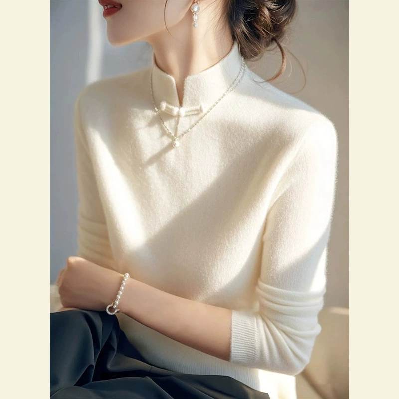 В начале зимы иностранный топ уникальный и шикарный, нишевые чувство высокого уровня супер красивый новый китайский стиль, белый свитер с пряжкой