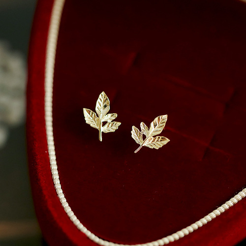 S925 sterling silver gold-plated earrings, a small gold leaf, temperament mini maple leaf earrings, earrings