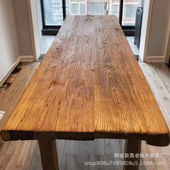 古い楡木の古い木のドアのテーブルの自然な木目のレトロなレトロなお茶のテーブルの屋外のベランダの実木のお茶のテーブル