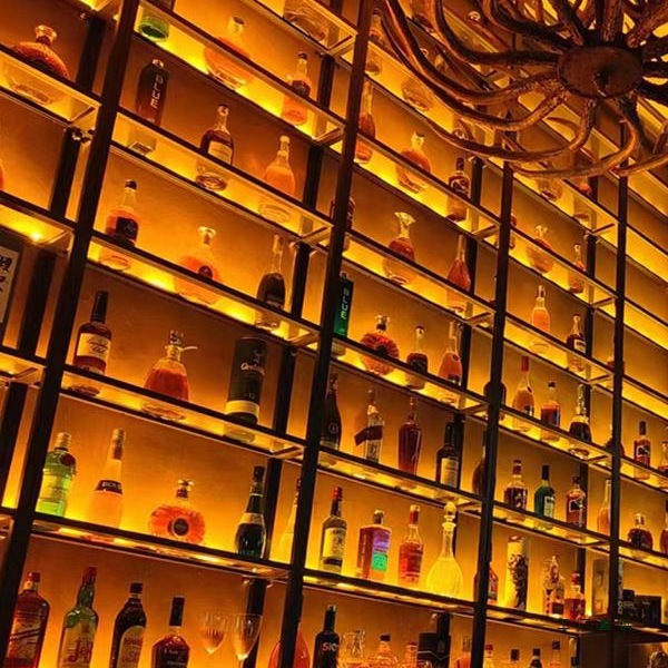 设计师酒吧酒架工业风铁艺发光酒架展示架靠墙壁挂酒馆吧台酒柜啤