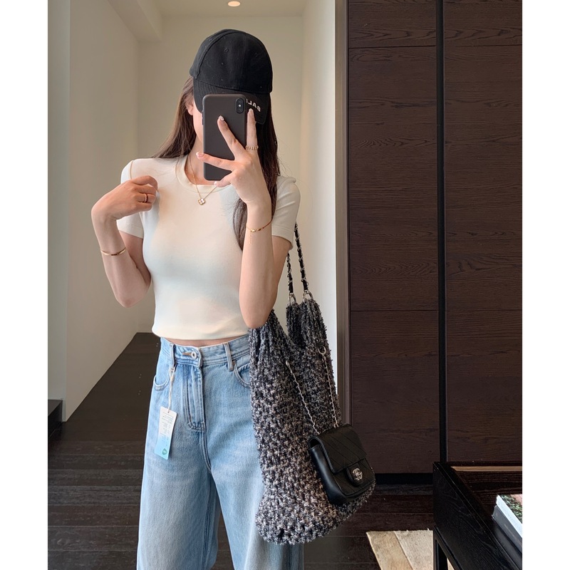 巨洋気の短いタイプ ~ スタイルがよくて、やせている上着の純色の半袖tシャツを着ています。|undefined