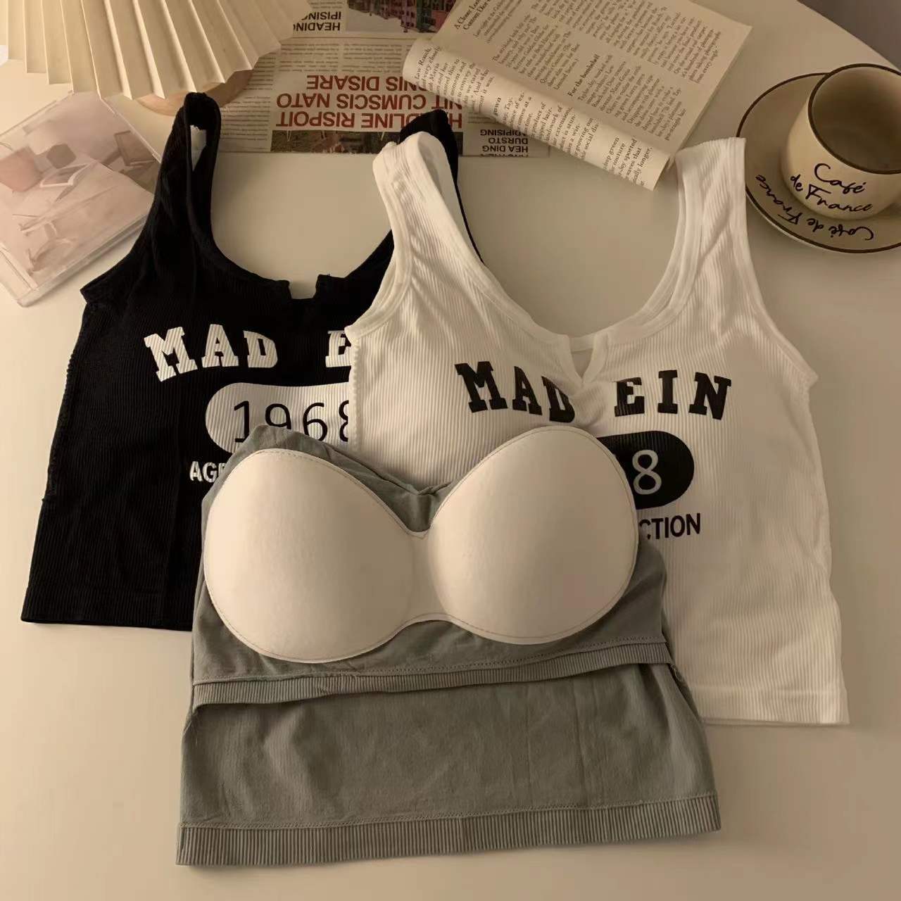 Principios de la primavera nueva 1968 carta de impresión interior y exterior desgaste de una sola pieza fija Copa sin costuras de hombro ancho pequeño Chaleco con cuello en V para las mujeres