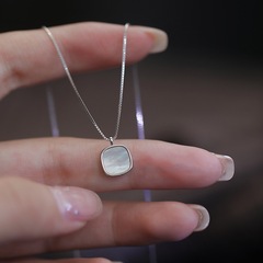 925純銀の四角形の白い貝の母のネックレスのアクセサリーの女性の夏の大衆の設計は軽くて豪華で高級感があります。
