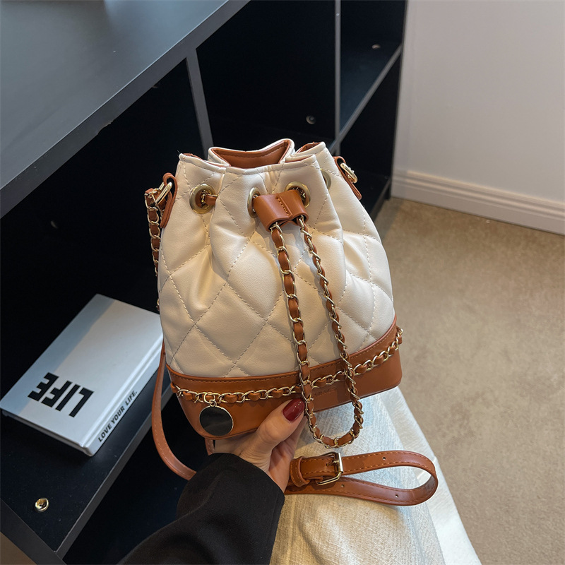 Versión coreana del pequeño bolso de cubo de viento de fragancia 2025 nuevo bolso de cadena de mujer bolso de hombro bordado de rombo bolso de mensajero de color de contraste retro