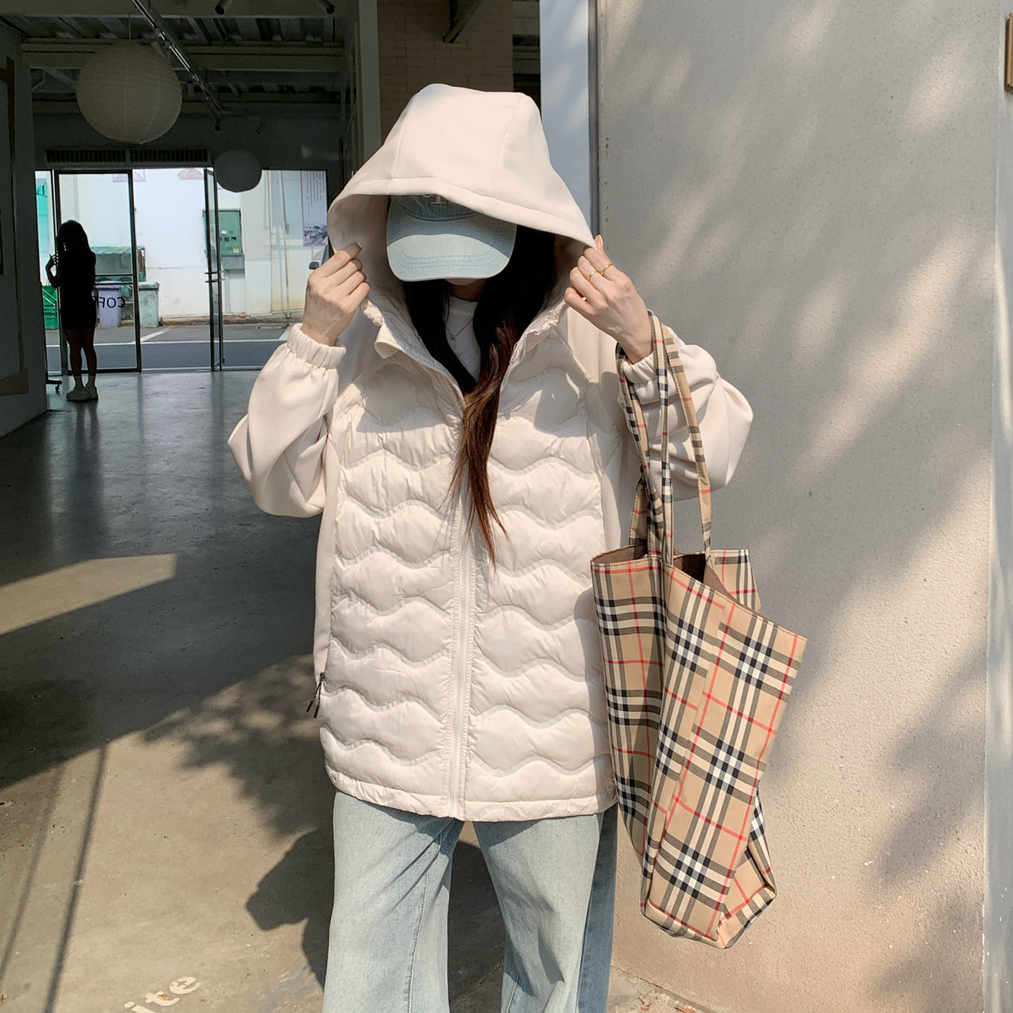 Comercio exterior ropa de algodón plumón otoño invierno 2025, nueva mujer con chaqueta de algodón caliente ligera, ropa de algodón con capuchón grande suelta