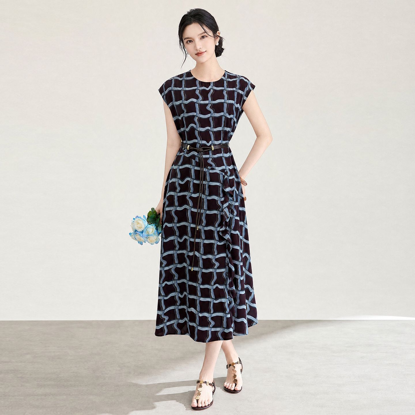 Đầm maxi nữ cổ điển họa tiết kẻ ô vuông, không tay, eo thắt dây, dáng suông dài — xanh lam