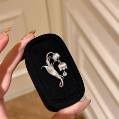 清冷感伸糸鈴蘭ブローチ女ヴィンテージ軽豪華復古風胸花小衆デザイン感アクセサリー
