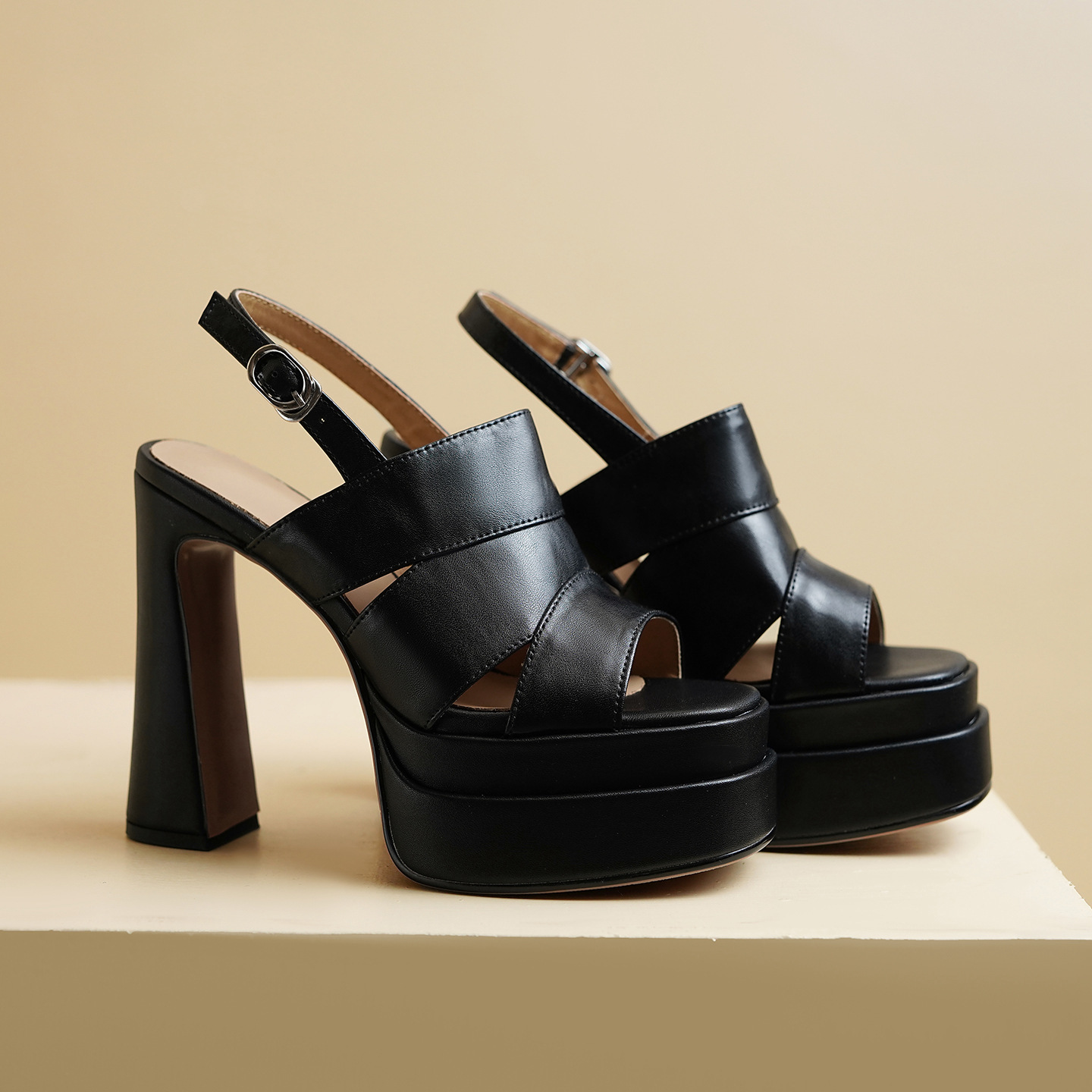 Giày sandal cao gót nữ hở mũi đế dày da dê quai một chữ gót vuông phong cách Âu Mỹ — đen