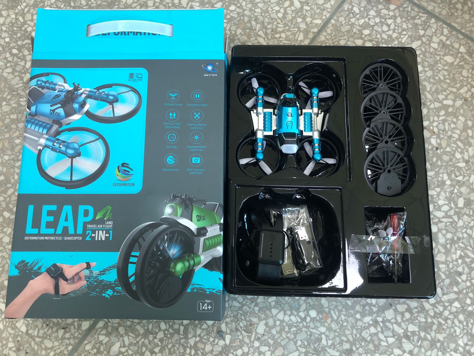 遥控四轴变形飞行器