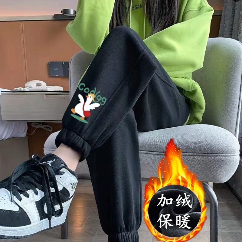 흰색 거위 레깅스와 벨벳이 달린 검은색 바지