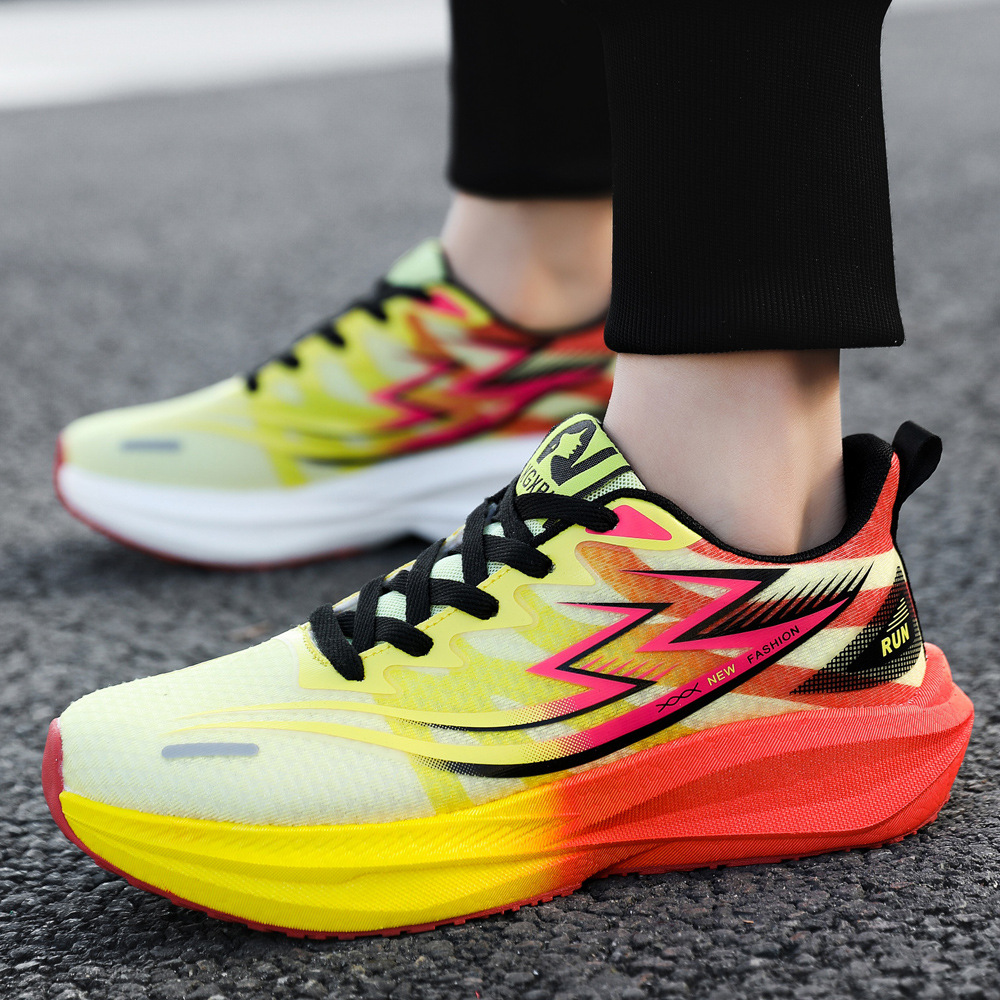 Explosión de zapatos casuales de los hombres y mujeres, adhesión fría, tablero de carbono explosivo, malla ligera y suave, zapatos de carrera transpirables para parejas