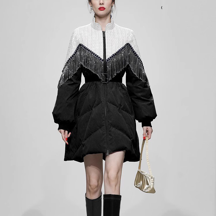 冬の婦人服の新型は色にぶつかって腰の中の中の長いタイプの白鴨の羽毛ジャケットの青い厚いパンの服のコートを収めます。